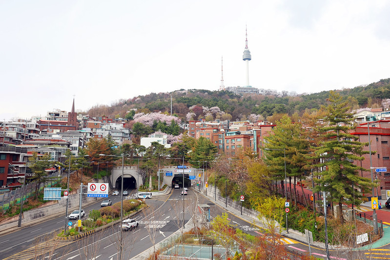 Haebangchon, un barrio situado al pie de la monta&ntilde;a Namsan en el centro de Se&uacute;l, combina arquitectura hist&oacute;rica con establecimientos contempor&aacute;neos | Lee Jeong Woo