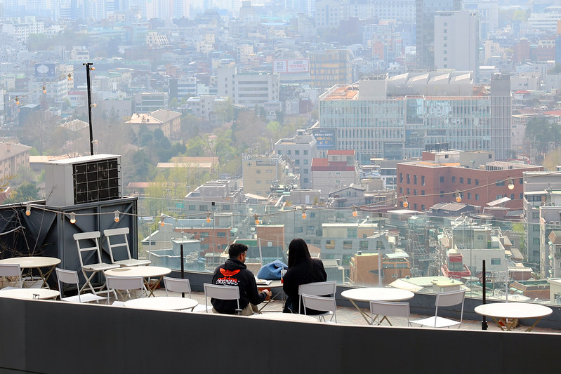 Haebangchon se anida en las empinadas laderas de la monta&ntilde;a Namsan, donde las cafeter&iacute;as en azotea ofrecen vistas panor&aacute;micas del centro de Se&uacute;l. | Lee Jeong Woo