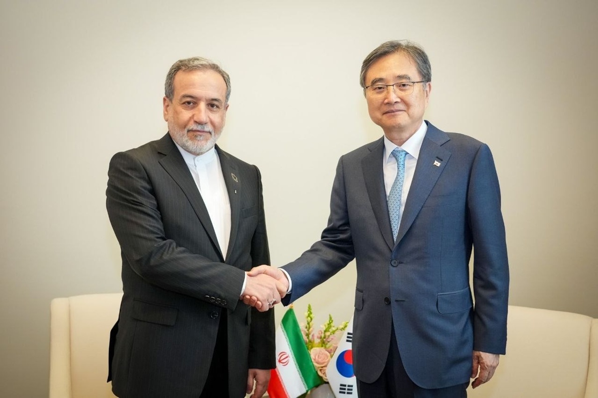 El ministro de Asuntos Exteriores de Corea, Cho Hyun (dcha.), y su hom&oacute;logo iran&iacute;, Seyyed Abbas Araghchi, se dan la mano antes de su reuni&oacute;n bilateral celebrada al margen del segmento de alto nivel de la 80.&ordf; Asamblea General de la ONU, el 25 de septiembre del a&ntilde;o pasado. | Ministerio de Asuntos Exteriores 