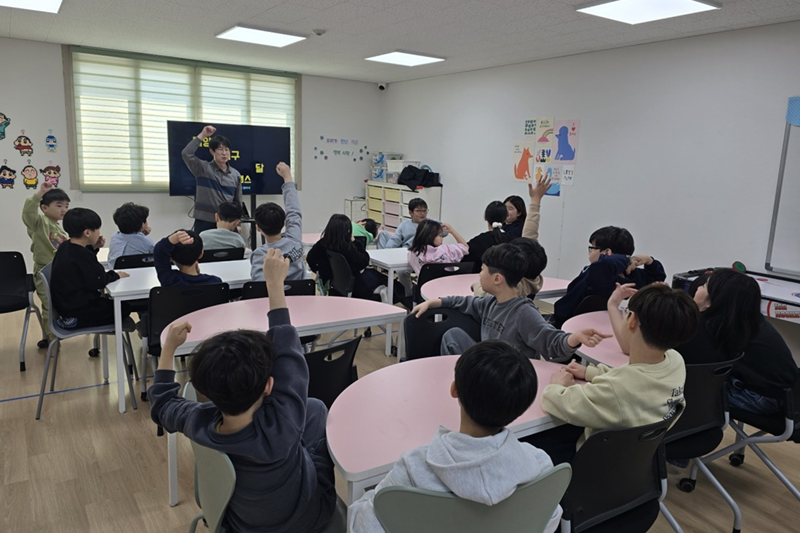 Unos estudiantes de primaria participan en una actividad del programa 'K-Bodeum 6000', una innovadora iniciativa de la provincia de Gyeongsangbuk-do. Este servicio ofrece cuidado infantil gratuito los 365 días del año, brindando a los padres la tranquilidad de trabajar mientras sus hijos están bajo protección. | Provincia de Gyeongsangbuk-do 