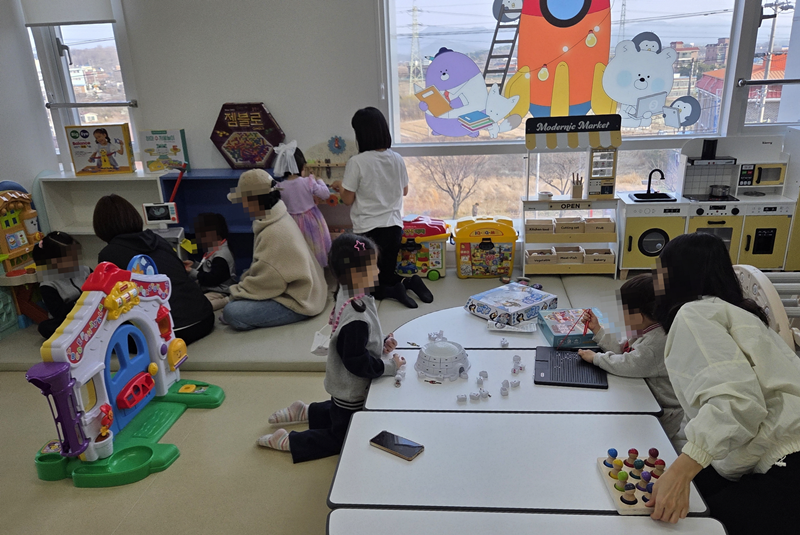 Los padres juegan con sus hijos en el Centros de Crianza Compartida de la ciudad de Nonsan. | Ayuntamiento de Nonsan