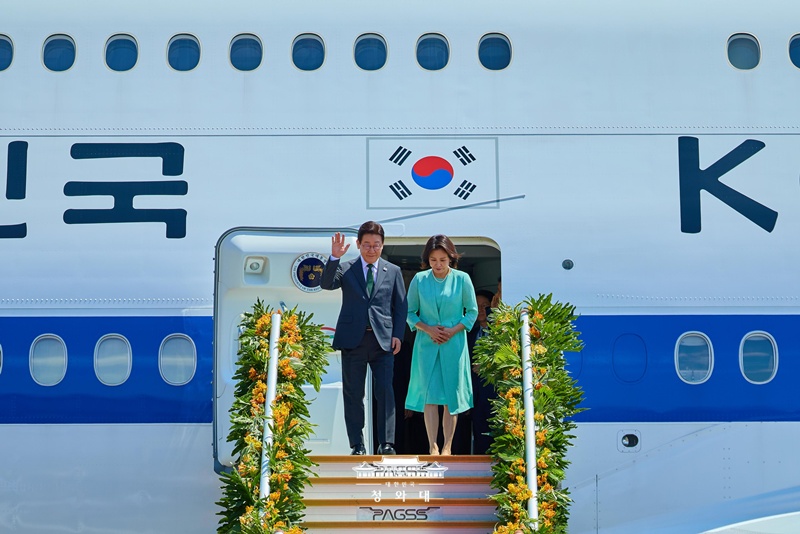 El 3 de marzo, el presidente coreano Lee Jae-myung (derecha) y la primera dama Kim Hye-kyung saludan a la comitiva de bienvenida tras su llegada a la Base A&eacute;rea Villamor en Filipinas. | Cheong Wa Dae