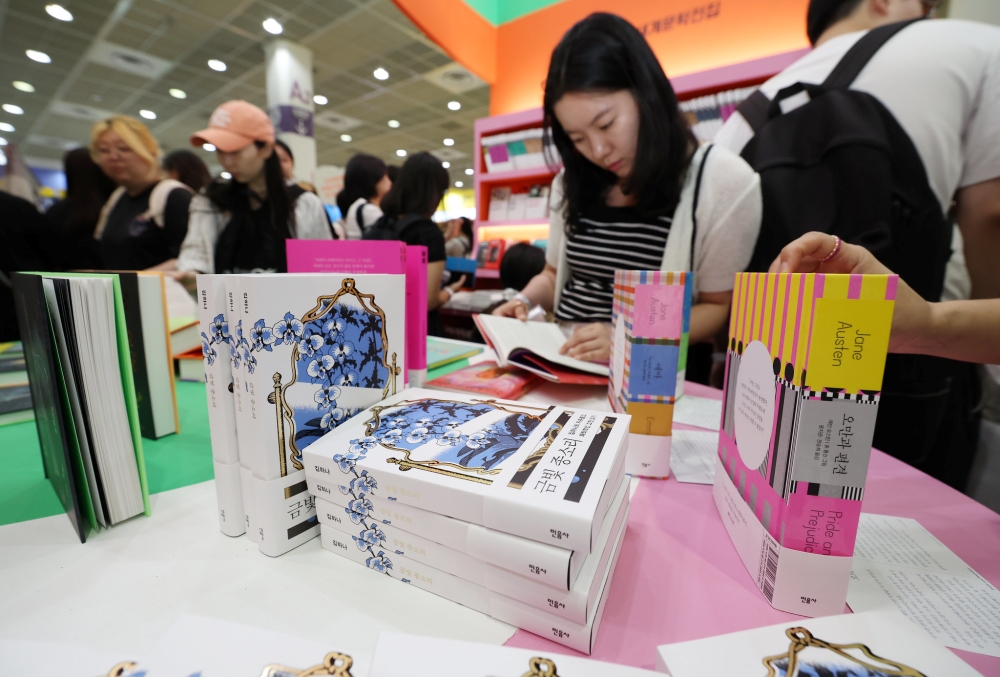 La foto muestra a unos participantes de la Feria Internacional del Libro de Seúl 2025, celebrada el 18 de junio del año pasado en el centro de convenciones COEX en el distrito de de Gangnam-gu, en Seúl. | Lee Jeong Woo