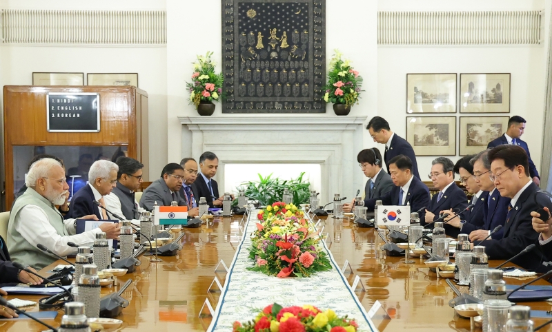 El presidente Lee Jae Myung (primero por la derecha) y el primer ministro indio Narendra Modi (primero por la izquierda) se preparan para la cumbre ampliada celebrada el 20 de abril (hora local) en Hyderabad House, Nueva Delhi.