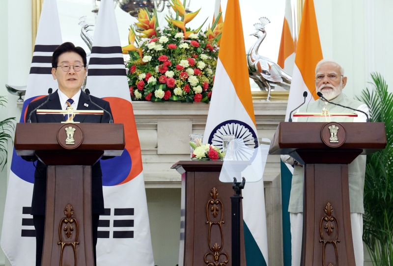 El presidente Lee Jae Myung (izquierda) y el primer ministro Narendra Modi ofrecen una declaración conjunta a los medios el 20 de abril (hora local) en Hyderabad House, Nueva Delhi.