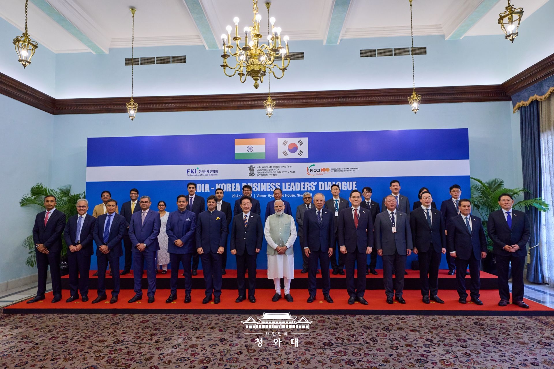 El presidente coreano Lee Jae Myung (7º por la izda. en la 1ª fila) y el primer ministro indio Narendra Modi (7º por la dcha. en la 1ª fila) posan para una foto conmemorativa con los empresarios de ambos países durante el Foro Empresarial Corea-India, celebrado el 20 de abril (hora local) en la oficina del primer ministro en Nueva Delhi. | Cheong Wa Dae