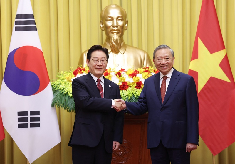 El presidente coreano, Lee Jae Myung (izda.), saluda con apretón de manos al presidente vietnamita, quien también funge como secretario general del Partido Comunista de Vietnam, To Lam, el 22 de abril, en Hanói, Vietnam. | Agencia de Noticias Yonhap