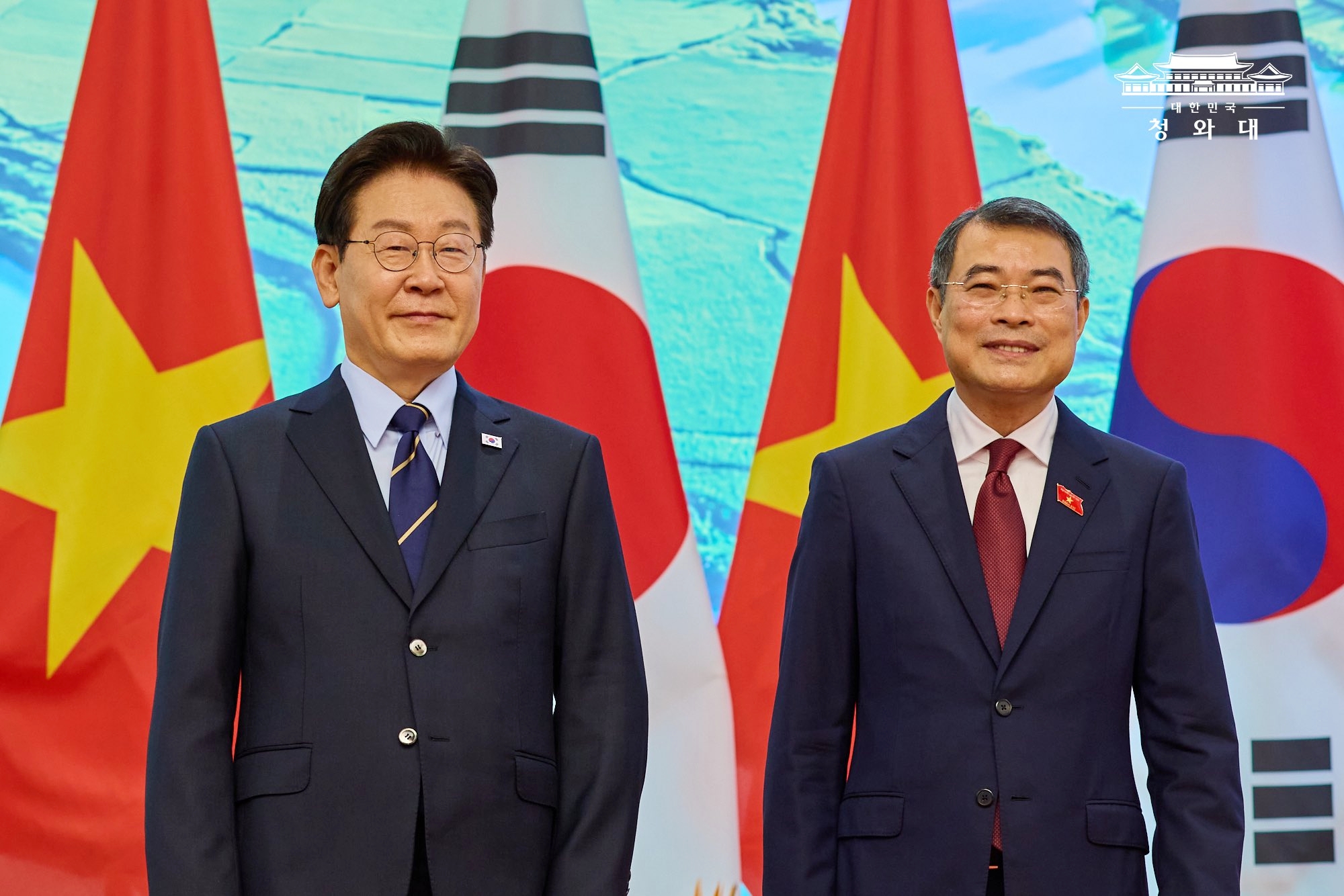 El presidente coreano, Lee Jae Myung (izda.), en visita de Estado a Vietnam, posa para una foto con el primer ministro vietnamita, Le Minh Hung, antes de su reunión en la oficina del primer ministro en Hanói el 23 de abril. | Cheong Wa Dae