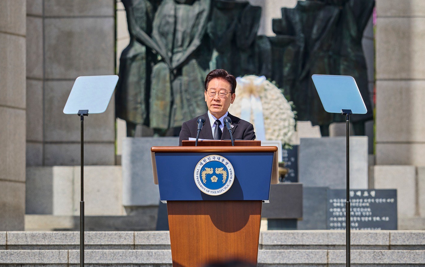 El presidente scoreano, Lee Jae Myung, pronuncia un discurso durante una ceremonia para conmemorar el aniversario de la Revolución del 19 de Abril -el levantamiento civil prodemocrático de 1960-, en el Cementerio Nacional del 19 de Abril, en Seúl. | Cheong Wa Dae 