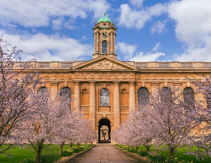 La foto muestra la fachada de la Universidad de Oxford, en el Reino Unido. | Cuenta oficial de la Universidad de Oxford en Facebook