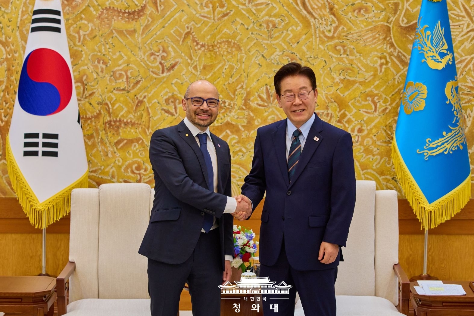 El presidente coreano Lee Jae Myung estrecha la mano de Demis Hassabis, cofundador y CEO de Google DeepMind, durante la reuni&oacute;n celebrada el 27 de abril en la oficina presidencial Cheong Wa Dae, en Se&uacute;l.  | Cheong Wa Dae