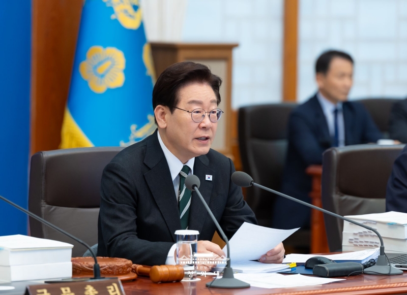 El presidente Lee Jae Myung habla en una reuni&oacute;n del Gabinete, el 28 de abril, en la oficina presidencial Cheong Wa Dae, en Se&uacute;l. | Cheong Wa Dae