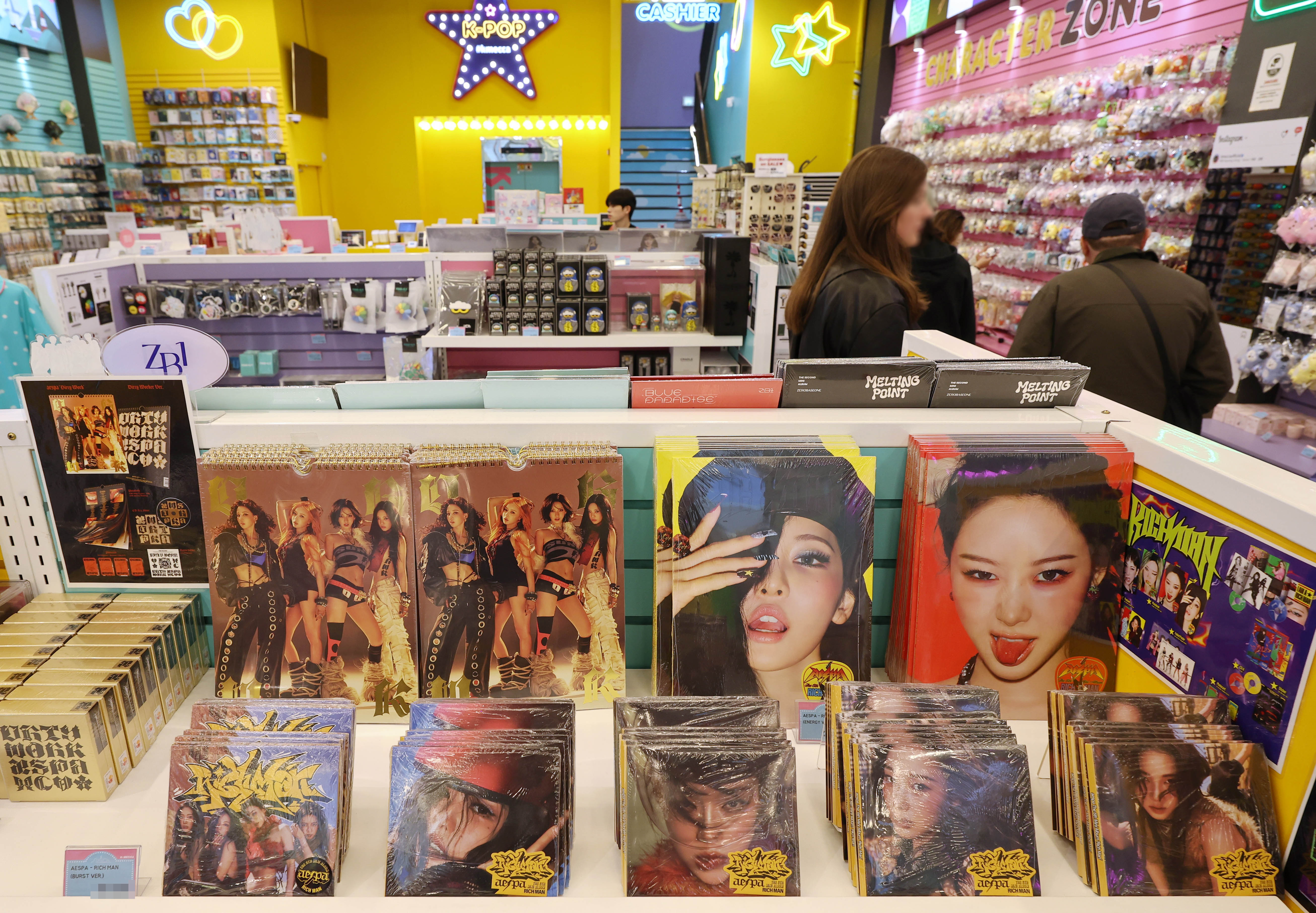 Unos álbumes están en venta en una tienda de productos de K-pop en el barrio de Myeongdong, en el distrito de Jung-gu de Seúl, el 28 de abril. | Agencia de Noticias Yonhap