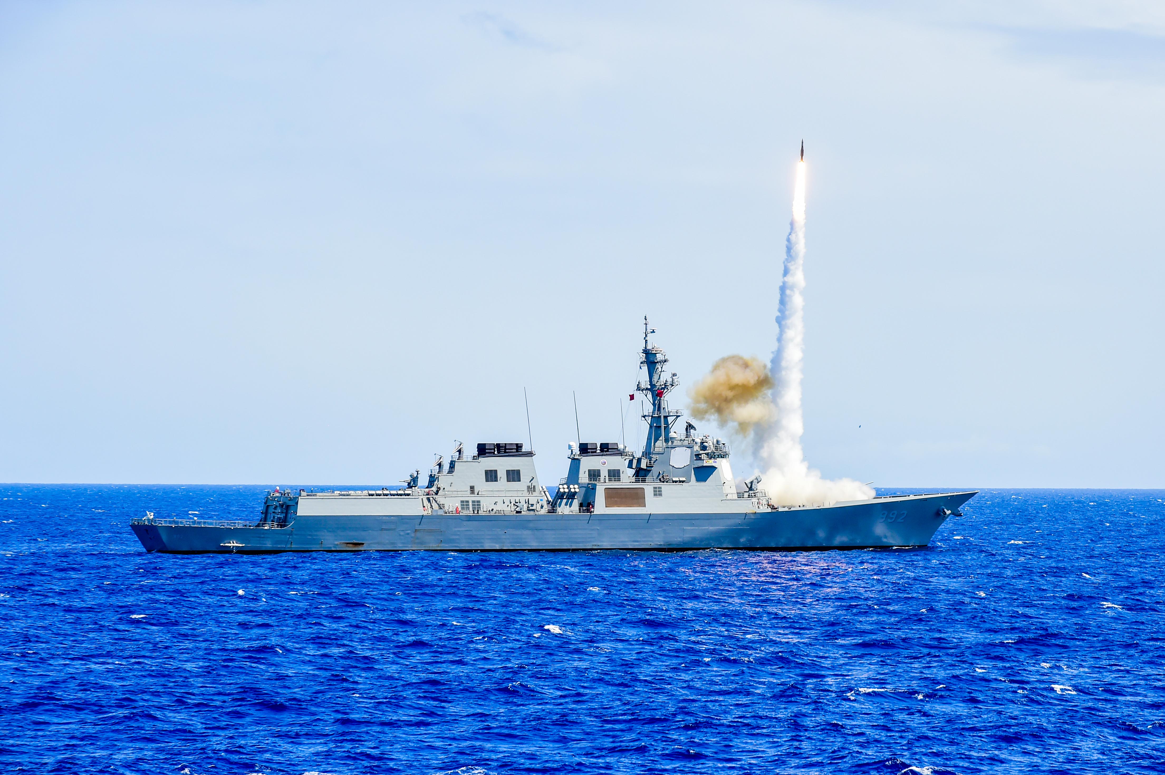 La foto muestra al destructor surcoreano ROKS Yulgok Yi I (DDG-992) haciendo maniobras, durante el ejercicio de la cuenca del Pac&iacute;fico (RIMPAC, seg&uacute;n su acr&oacute;nimo en ingl&eacute;s) en 2024. | Armada de la Rep&uacute;blica de Corea 