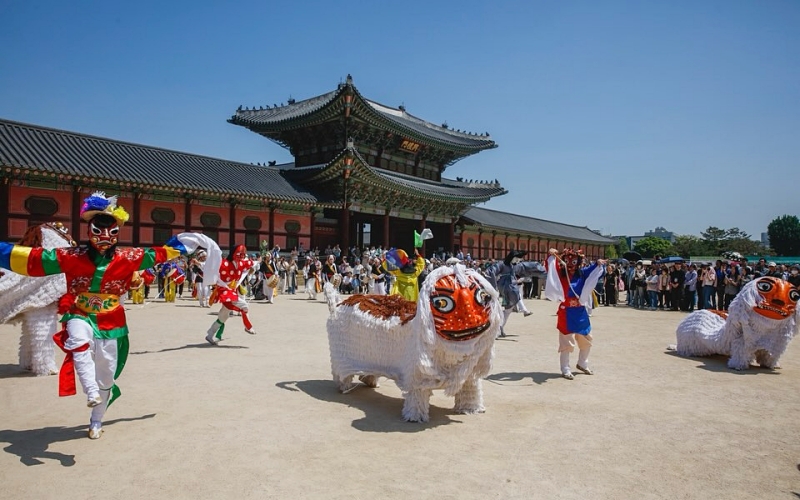 Los visitantes observan el gilnori (desfile callejero) del Festival de la Cultura Real de 2026 en el palacio Changdeokgung, en el distrito de Jongno-gu, en Seúl, el 25 de abril. | Página oficial del festival en Instagram