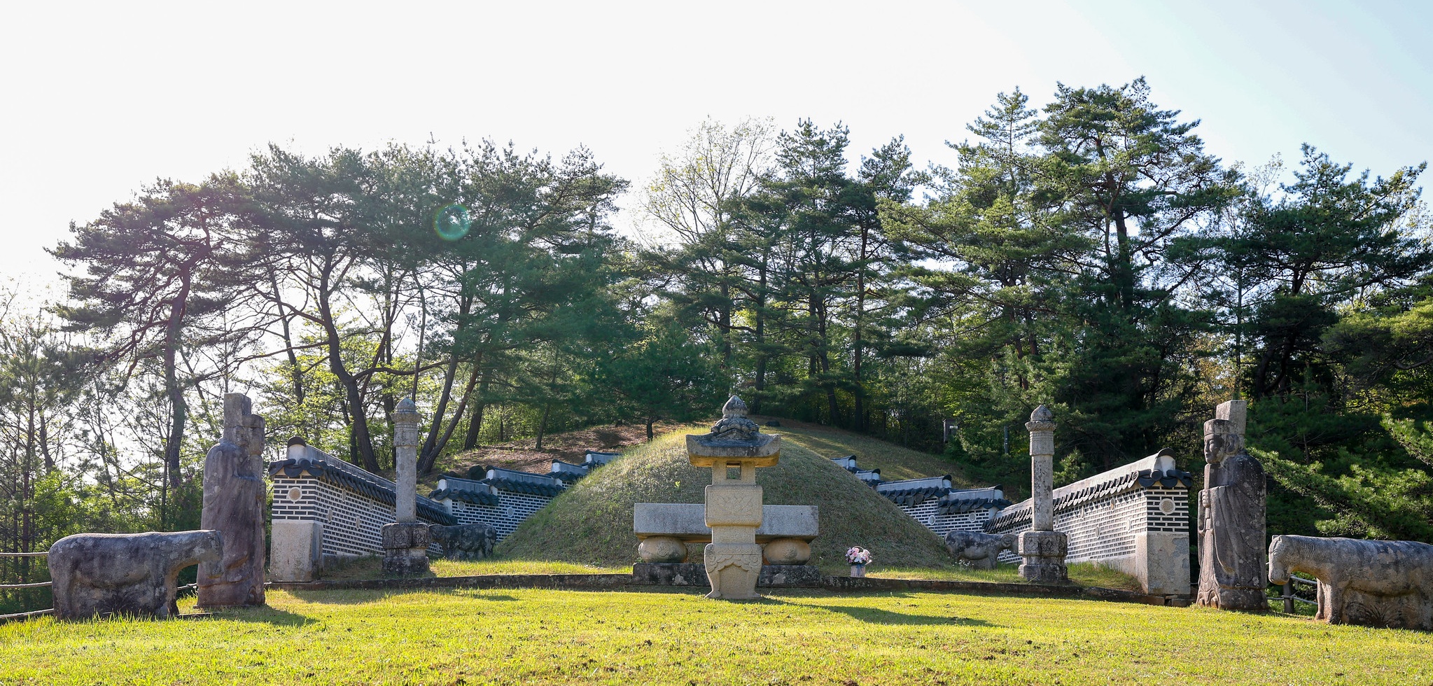 Jangneung, la tumba del rey Danjong, restituido p&oacute;stumamente al trono en 1698, presenta un estilo m&aacute;s sencillo y modesto que otras tumbas reales de la dinast&iacute;a Joseon debido a la fuerte oposici&oacute;n pol&iacute;tica a su restituci&oacute;n.