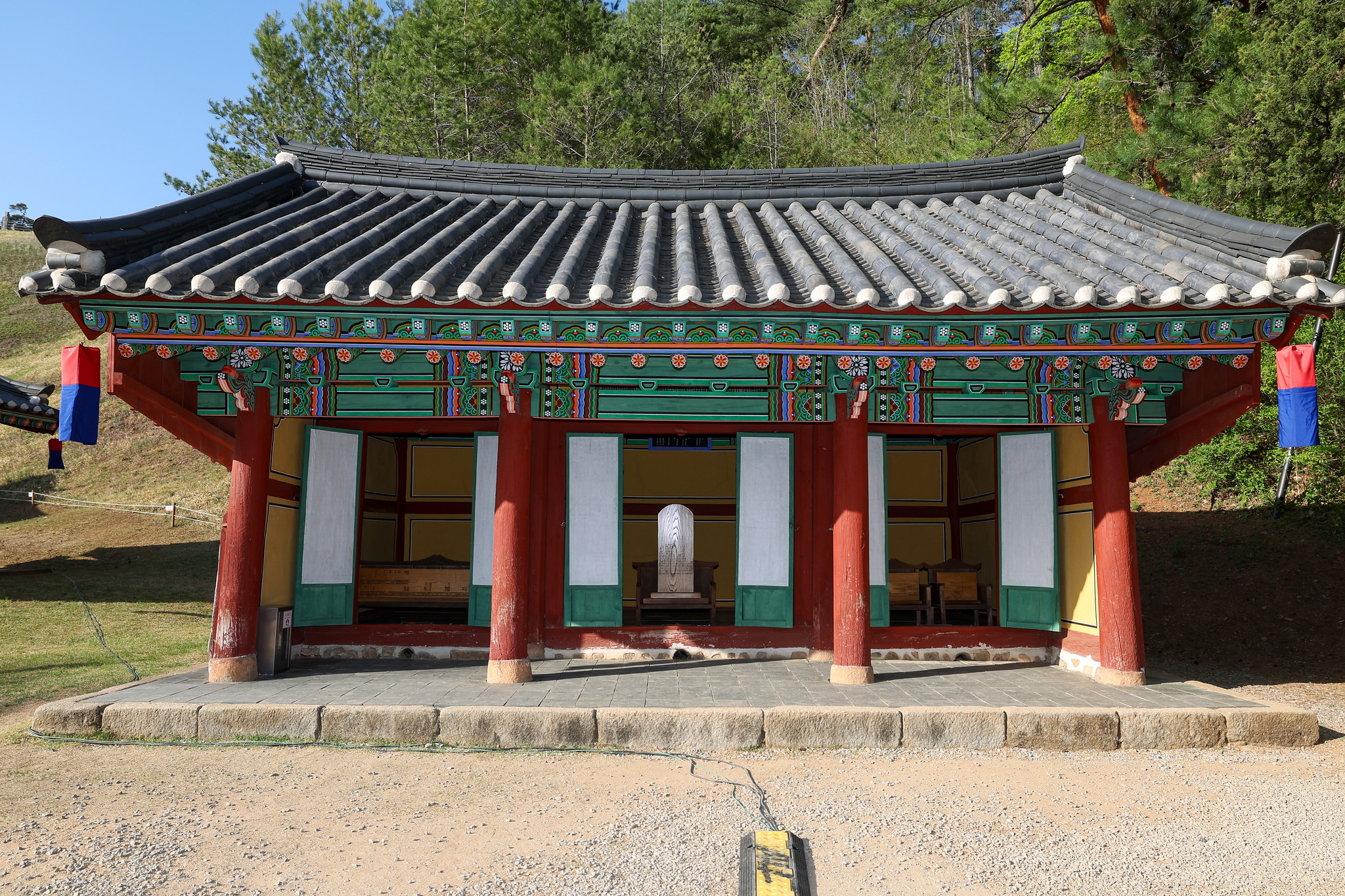  Jangpanok es un edificio que alberga las tablillas de 268 s&uacute;bditos leales y de personas que murieron en el proceso de restituir el honor del rey Danjong.