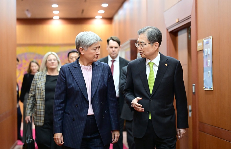 El ministro de Asuntos Exteriores, Cho Hyun (izda.), y su hom&oacute;loga australiana, Penny Wong, dialogan antes de participar en la reuni&oacute;n de cancilleres celebrada el 30 de abril, en Se&uacute;l. | Ministerio de Asuntos Exteriores de la Rep&uacute;blica de Corea