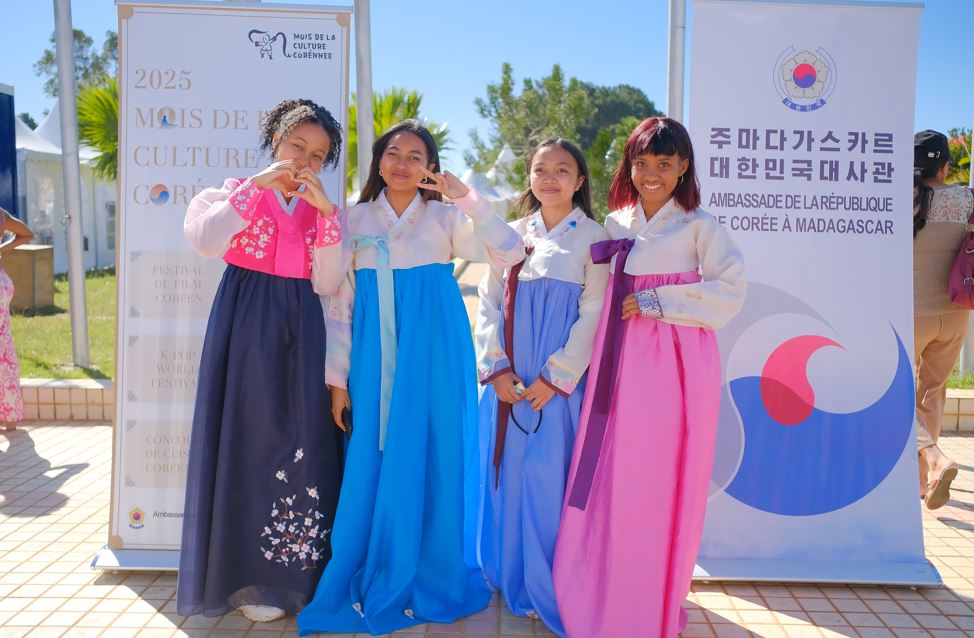 Unas participantes vestidas con el traje tradicional coreano se toman una fotografía conmemorativa durante el ´Festival de Belleza, organizado por la Embajada de la República de Corea en Madagascar, en el marco de la Feria Internacional de Madagascar celebrada en mayo de 2025, en Antananarivo, en la isla homónima. | Embajada de la República de Corea en Madagascar 