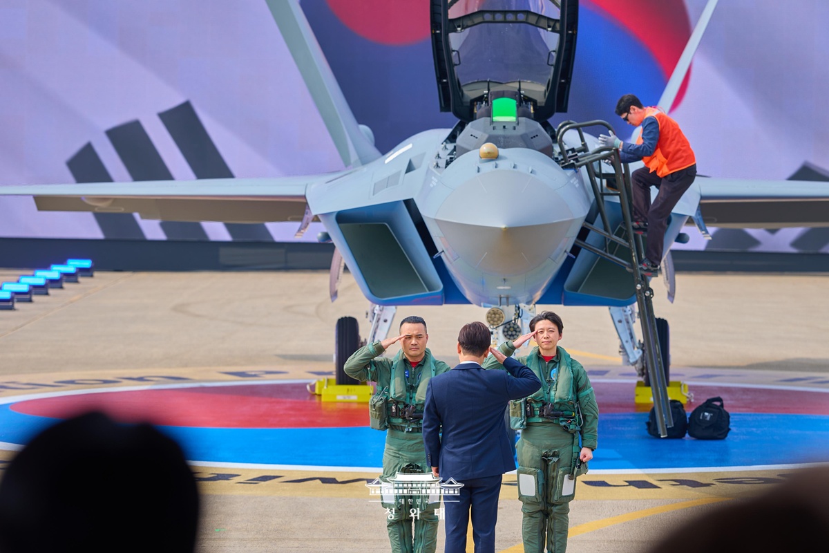 El presidente Lee Jae Myung asiste a la ceremonia de presentaci&oacute;n del primer caza de fabricaci&oacute;n nacional producido en serie 'KF-21', celebrada el 25 de marzo, en las instalaciones de Korea Aerospace Industries en Sacheon, en la provincia de Gyeongsangnam-do. | Cheong Wa Dae