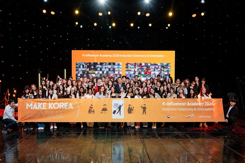 El viceministro de Comunicación Pública del Ministerio de Cultura, Deportes y Turismo, Kong Hyungsik (centro en la 2ª fila), se toma una foto con los K-influencers que asistieron a la ceremonia de apertura de la 7ª edición del programa K-influencers, celebrada el 7 de mayo, en la sede de Arirang TV, en el distrito de Seocho-gu, en Seúl.