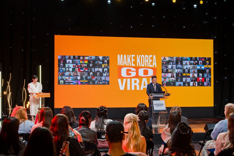 El viceministro de Comunicación Pública del Ministerio de Cultura, Deportes y Turismo, Kong Hyungsik, pronuncia un discurso de bienvenida en la ceremonia de apertura de la 7ª edición del programa K-influencers, celebrada el 7 de mayo, en la sede de Arirang TV, en el distrito de Seocho-gu, en Seúl. 