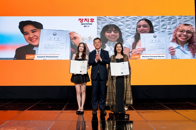 El viceministro de Comunicación Pública del Ministerio de Cultura, Deportes y Turismo, Kong Hyungsik (centro), se toma una foto con dos K-influencers, luego de entregarles sus certificados de nombramiento, durante la ceremonia de apertura de la 7ª edición del programa K-influencers, celebrada el 7 de mayo, en la sede de Arirang TV, en el distrito de Seocho-gu, en Seúl.