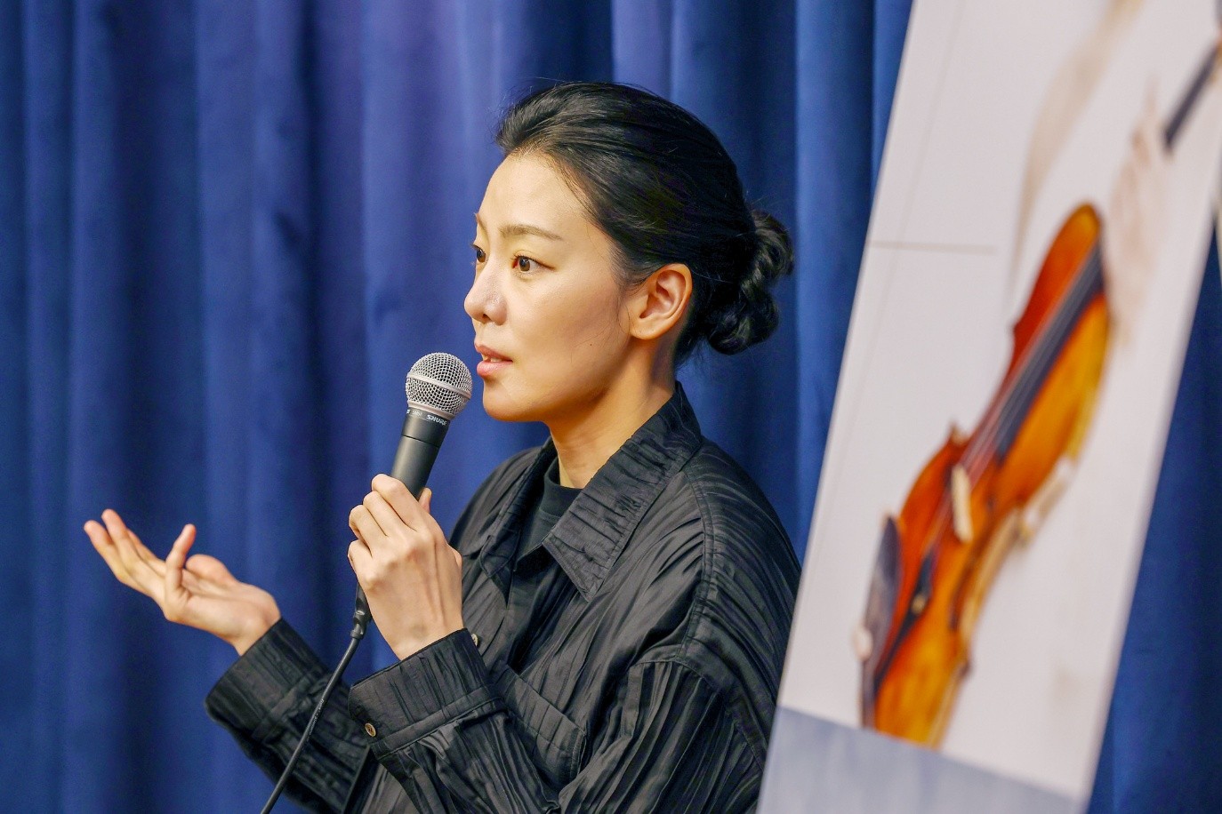 La violinista Clara-Jumi Kang responde las preguntas de los periodistas, durante la rueda de prensa celebrada el 7 de mayo, en el estudio del Credia Classic Club, en el distrito de Jongno-gu, en Se&uacute;l