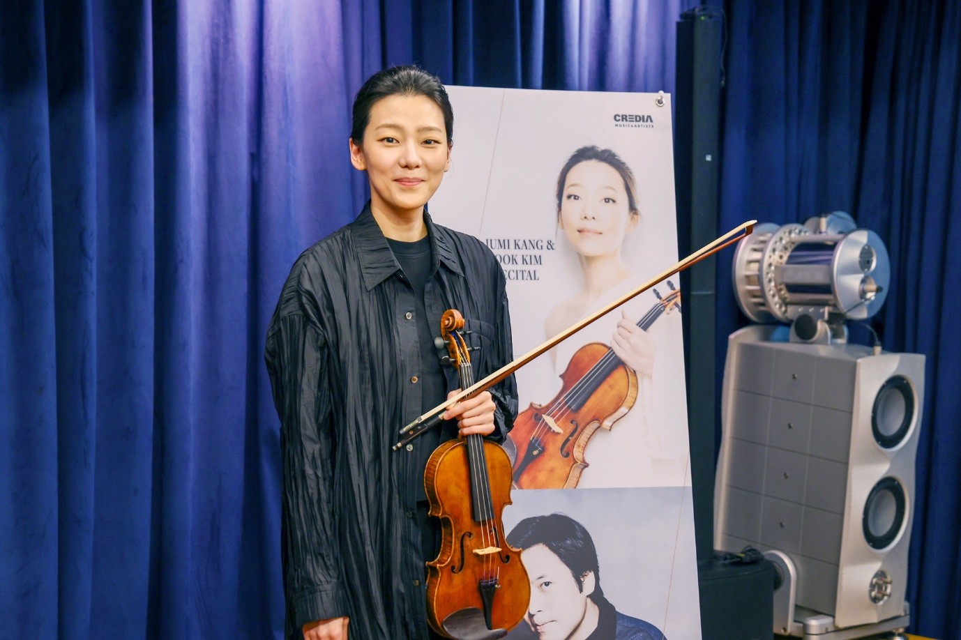 La violinista Clara-Jumi Kang posa para una foto, durante la rueda de prensa celebrada el 7 de mayo, en el estudio del Credia Classic Club, en el distrito de Jongno-gu, en Se&uacute;l 