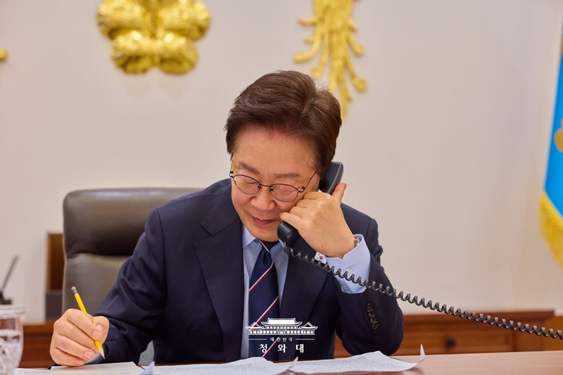 El 8 de mayo, el presidente  Lee Jae Myung mantiene una conversaci&oacute;n telef&oacute;nica con el primer ministro de Canad&aacute;, Mark Carney, desde su oficina en Cheong Wa Dae, Se&uacute;l. | Cheong Wa Dae