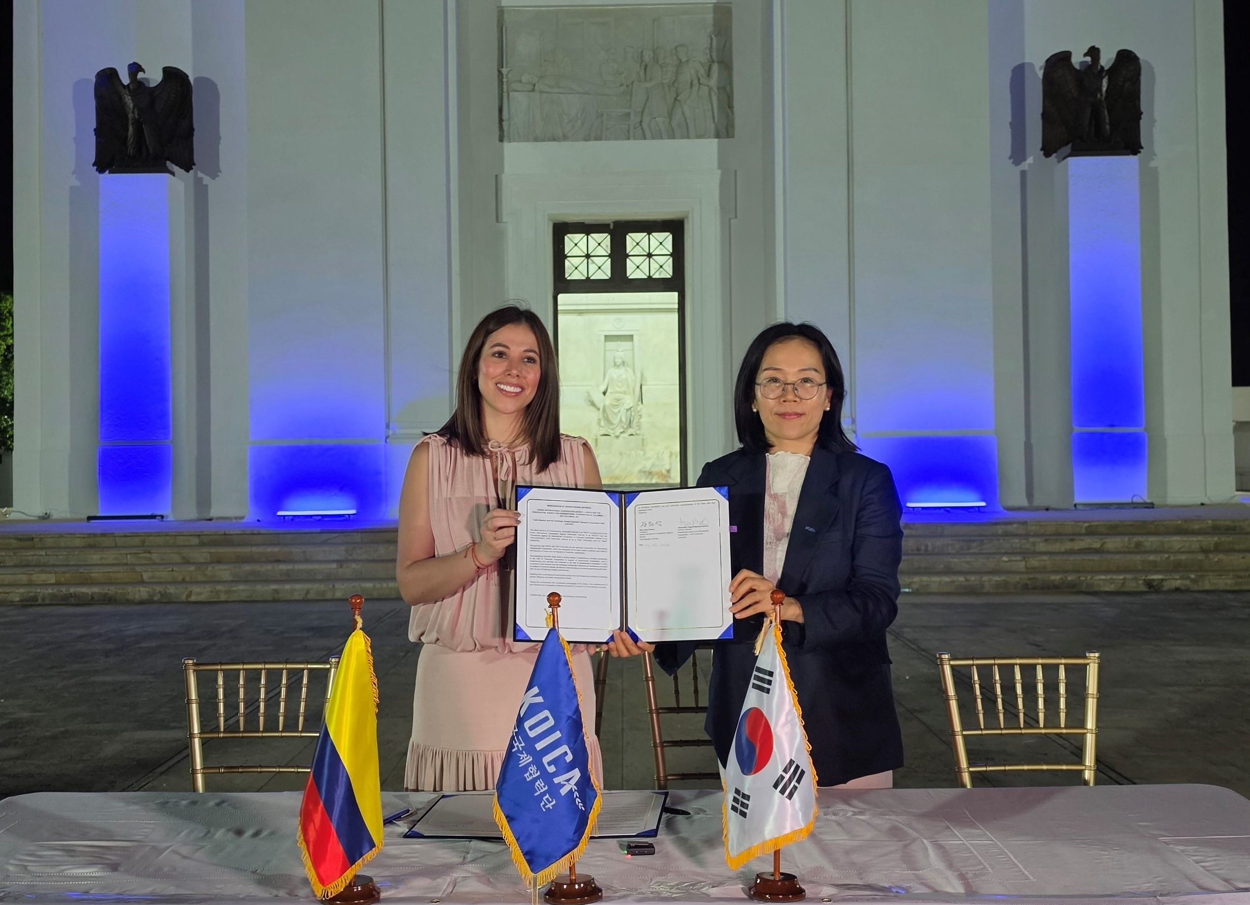 Kim Myung-jin (derecha), directora del Equipo de Alianzas Estrat&eacute;gicas de la Agencia de Cooperaci&oacute;n Internacional de Corea (KOICA, por sus siglas en ingl&eacute;s), posa para una foto conmemorativa junto a Alexandra Palencia Garnica, directora de la Agencia Presidencial de Cooperaci&oacute;n Internacional de Colombia (APC Colombia), tras la firma de un memorando de entendimiento (MOU). El acuerdo, suscrito el 6 de mayo en Santa Marta (Colombia) durante la Reuni&oacute;n del Bur&oacute; del Comit&eacute; de Alto Nivel sobre Cooperaci&oacute;n Sur-Sur de la ONU, busca promover el intercambio de conocimientos y experiencias en Am&eacute;rica Latina y el Caribe. | Agencia de Cooperaci&oacute;n Internacional de Corea