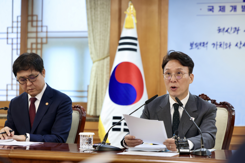 El primer ministro Kim Min-seok (dcha.) presenta la hoja de ruta para fortalecer la cooperaci&oacute;n internacional en el sector de la salud, durante una reuni&oacute;n del Comit&eacute; de Cooperaci&oacute;n para el Desarrollo Internacional, celebrada el 11 de mayo, en el Complejo Gubernamental de Se&uacute;l, en el distrito de Jongno-gu, en la ciudad capital. | Oficina de Coordinaci&oacute;n de Pol&iacute;ticas Gubernamentales de la secretar&iacute;a del primer ministro