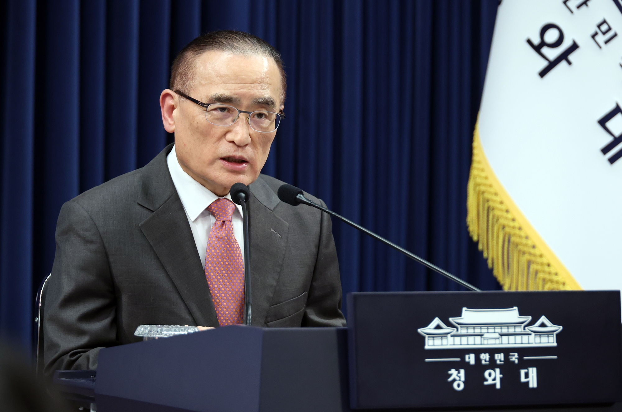 El director de la Oficina de Seguridad Nacional, Wi Sung-lac, expone la postura del Gobierno surcoreano ante el ataque contra el buque HMM Namu-ho en el estrecho de Ormuz, durante una rueda de prensa celebrada el 11 de mayo, en la Oficina Presidencial en Yongsan, Se&uacute;l. | Agencia de Noticias Yonhap