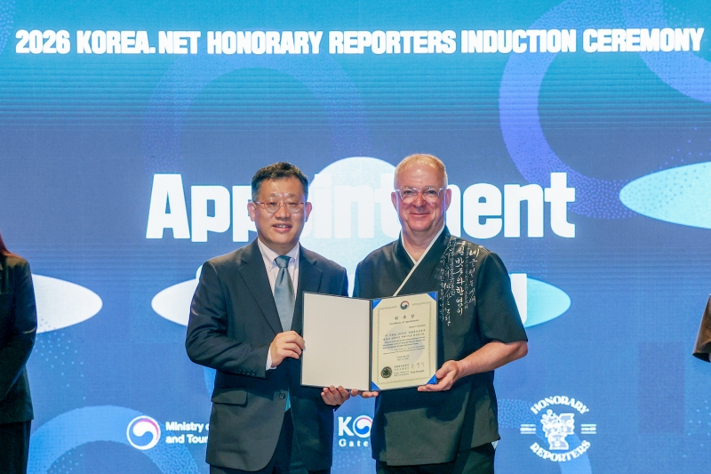 El viceministro de Cultura, Deportes y Turismo, Kong Hyungsik, posa con Manuel Guthmann, de Alemania, tras entregarle el certificado de nombramiento en la ceremonia de nombramiento de los reporteros honorarios de Korea.net de este a&ntilde;o, celebrada en el Museo Nacional de Arte Moderno y Contempor&aacute;neo en el distrito de Jongno-gu, en Se&uacute;l.