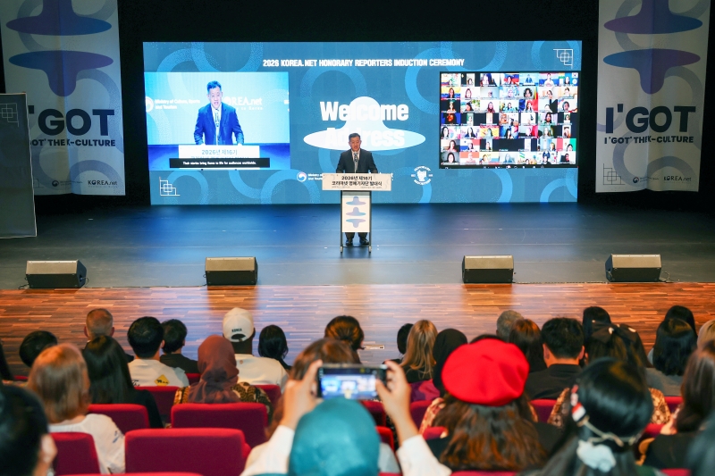 El director general de Comunicaci&oacute;n P&uacute;blica del Ministerio de Cultura, Deportes y Turismo, Kong Hyungsik, pronuncia un discurso de felicitaci&oacute;n en la ceremonia de nombramiento de la promoci&oacute;n del programa de Reporteros Honorarios de este a&ntilde;o, celebrada el 12 de mayo en el Museo Nacional de Arte Moderno y Contempor&aacute;neo en el distrito de Jongno-gu, en Se&uacute;l.