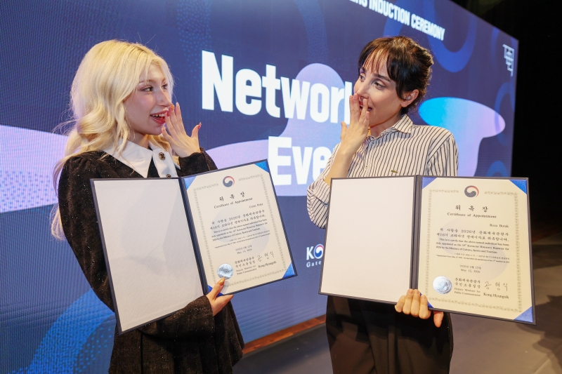 Dos reporteras honorarias de Korea.net de la promoci&oacute;n de este a&ntilde;o posan con sus certificados de nombramiento, el 12 de mayo en el Museo Nacional de Arte Moderno y Contempor&aacute;neo en el distrito de Jongno-gu, en Se&uacute;l.