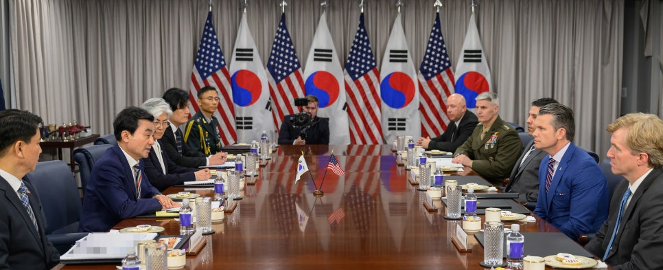 El ministro de Defensa Nacional de Corea, Ahn Gyu-Back (segundo por la izquierda), y el secretario de Guerra de Estados Unidos, Pete Hegseth (2º por la dcha.), mantienen una reunión bilateral el 11 de mayo (hora local) en la sede del Departamento de Defensa de Estados Unidos, en Washington D.C. | Ministerio de Defensa Nacional