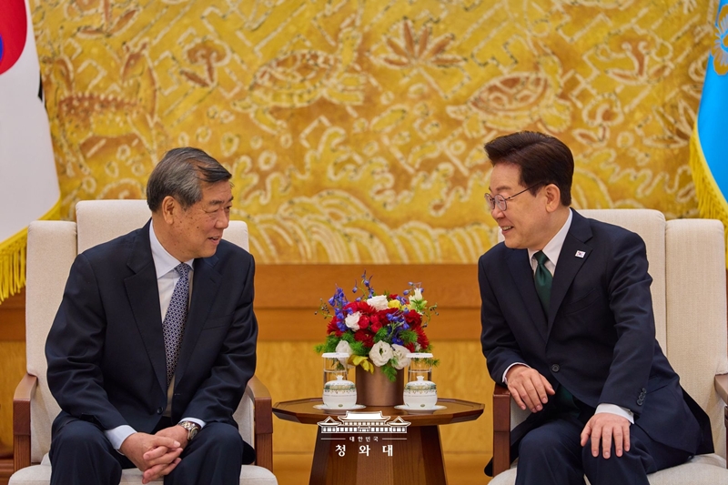 El presidente coreano, Lee Jae Myung (derecha), conversa con el vice primer ministro chino He Lifeng, el 13 de mayo, en la oficina presidencial, Cheong Wa Dae, en el distrito de Jongno-gu,en Seúl.  