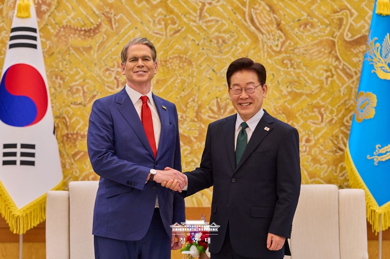 El presidente Lee Jae Myung (derecha) y el secretario del Tesoro de Estados Unidos, Scott Bessent se saludan con un apretón de manos, el 13 de mayo en la oficina presidencial Cheong Wa Dae, en el distrito de Jongno-gu, en Seúl. 