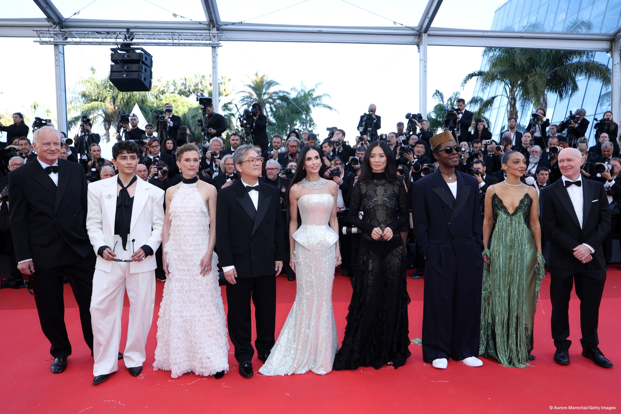 El director coreano Park Chan-wook (cuarto desde la izda.) se toma una foto conmemorativa con los otros miembros del jurado del Festival de Cannes, en la carpeta roja de la ceremonia inaugural, celebrada el 12 de mayo (hora local) en la ciudad francesa de Cannes. | Cuenta oficial del Festival de Cannes en Facebook