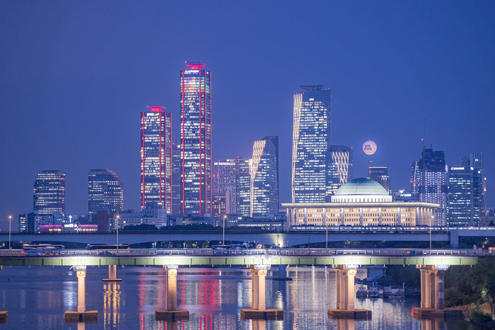 Vista nocturna del vecindario de Yeouido-dong, en el distrito de Yeongdeungpo-gu, Seúl, donde se concentran importantes instituciones financieras de Corea.