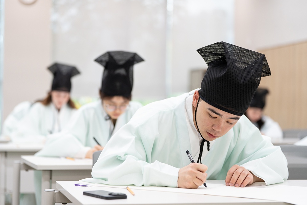 Una escena de la final del año pasado del Concurso Anual del Instituto Rey Sejong de Oratoria y Escritura en Coreano, celebrada en una sede del Instituto Rey Sejong.