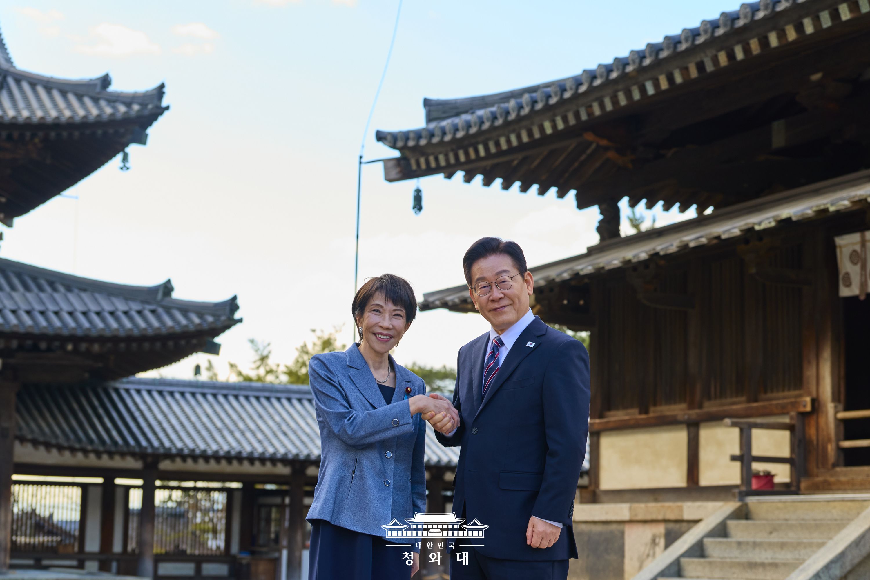 El presidente coreano Lee Jae Myung (derecha) estrecha la mano de la primera ministra japonesa, Sanae Takaichi, durante una visita realizada el 12 de enero de 2026 al templo Hōryū-ji, ubicado en la prefectura de Nara, Jap&oacute;n. | Cheong Wa Dae
