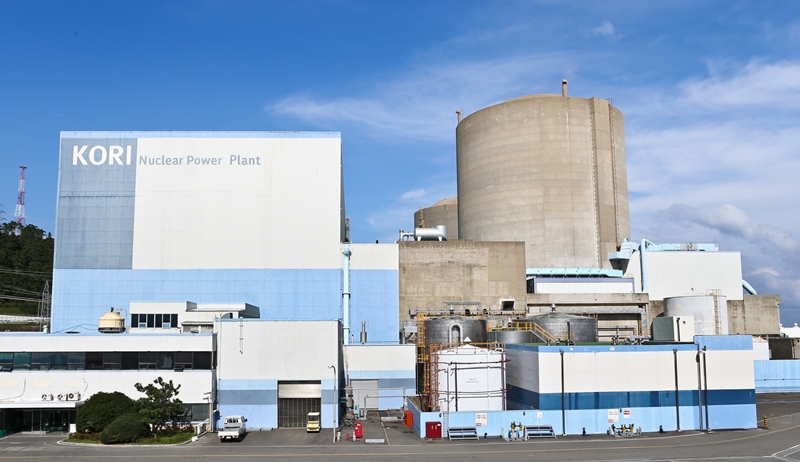La foto muestra una vista panor&aacute;mica de la primera central nuclear del pa&iacute;s, 