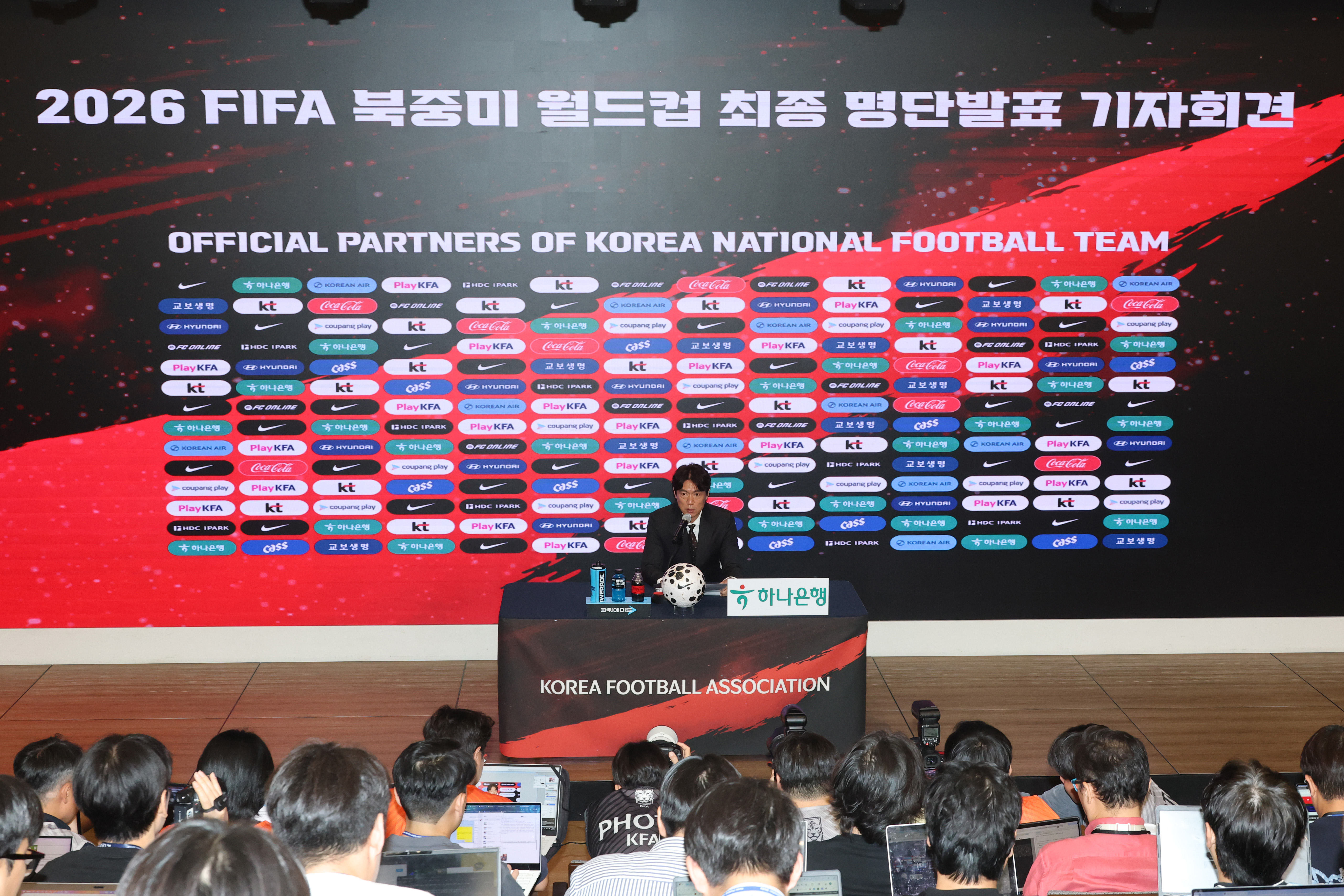 El director técnico de la selección coreana de fútbol, Hong Myung-bo, anuncia la lista de los 26 jugadores que representarán al país en la Copa Mundial de la FIFA 2026, durante una rueda de prensa realizada el 16 de mayo, en el West Onmadang del edificio KT en Gwanghwamun, en el distrito de Jongno-gu, Seúl. | Agencia de Noticias Yonhap