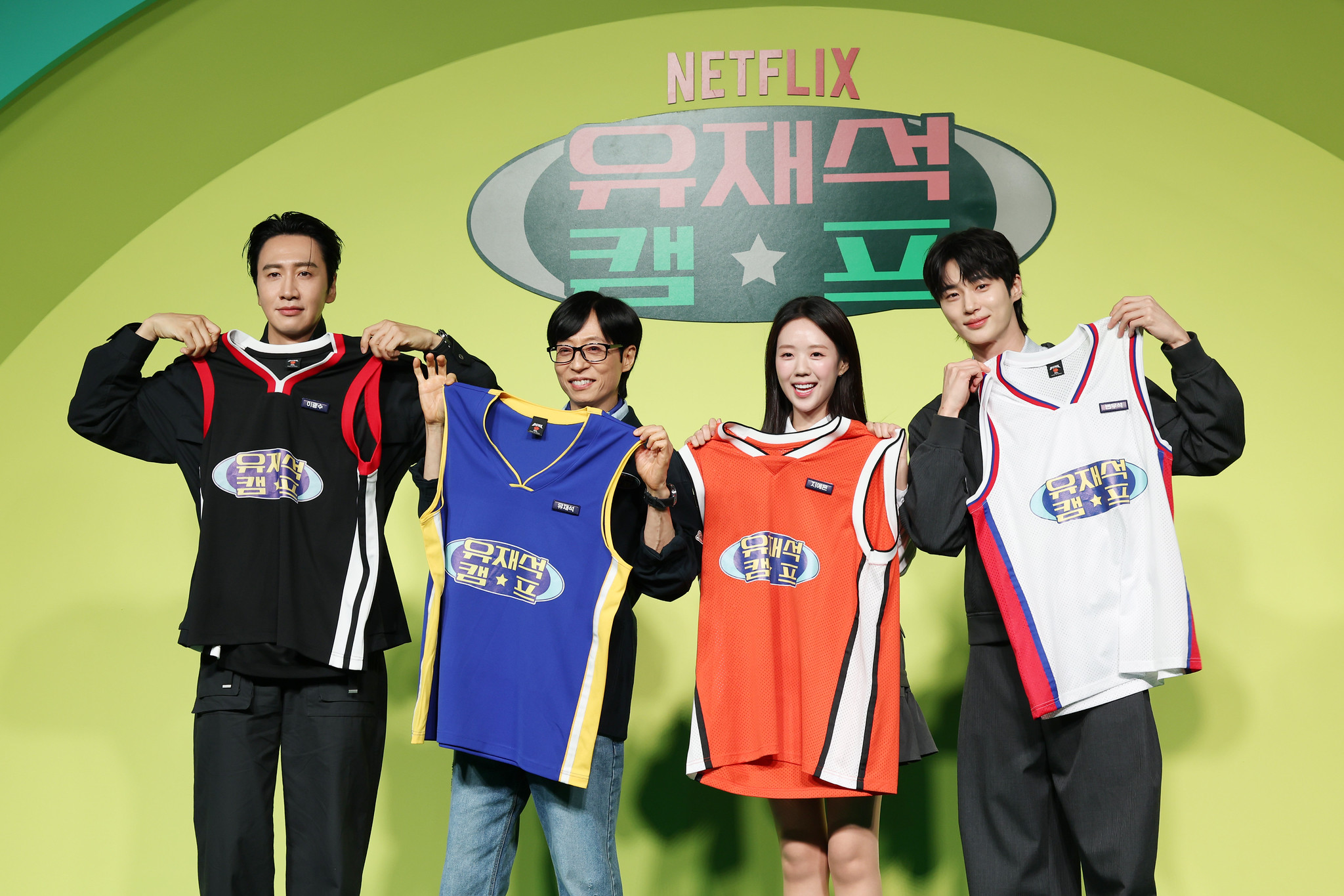 El elenco del programa 'El grandioso hostal del gran Jae-seok (Jae-seok's B&B Rules)', se toma una foto durante la conferencia de prensa celebrada el 19 de mayo en el hotel JW Marriott Dongdaemun Square Seoul, en el distrito de Jongno-gu, en la capital coreana. De izquierda a derecha: Lee Kwang-soo, Yoo Jae-seok, Ji Ye-eun y Byeon Woo-seok.