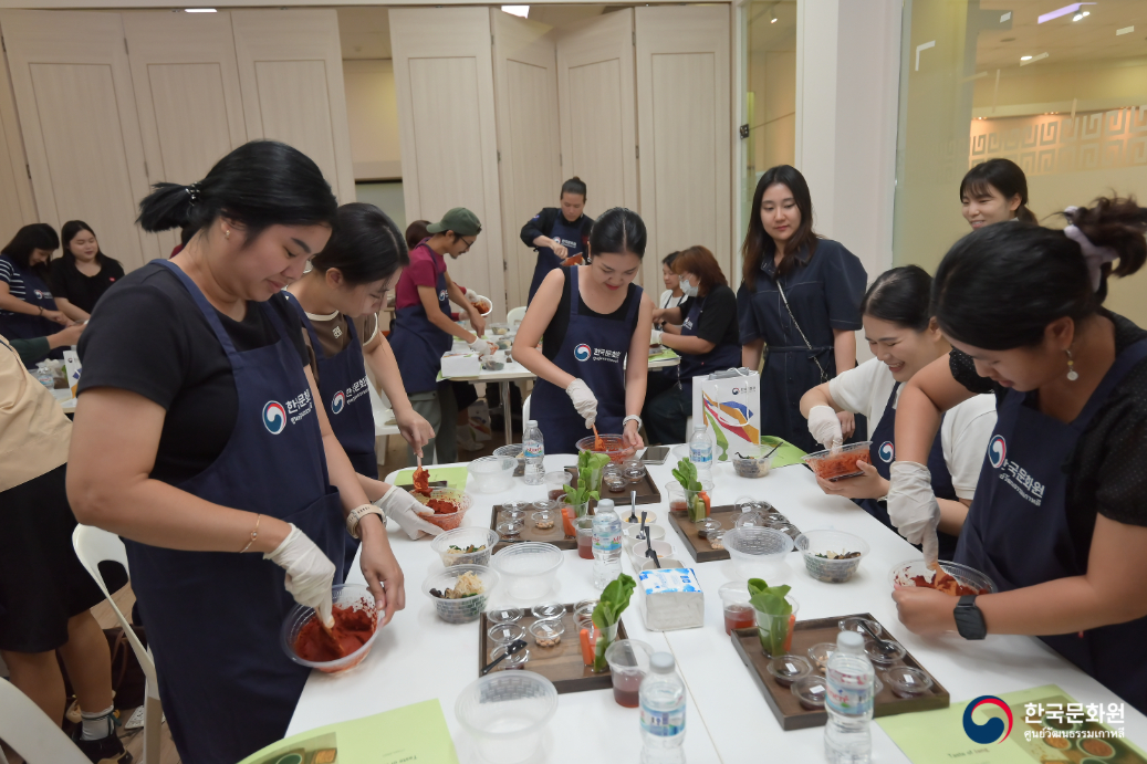 La foto muestra a los participantes de un taller de elaboraci&oacute;n de salsa de chile rojo coreana organizado por el Centro Cultural Coreano en Tailandia, del 10 al 11 de mayo. | Centro Cultural Coreano en Tailandia