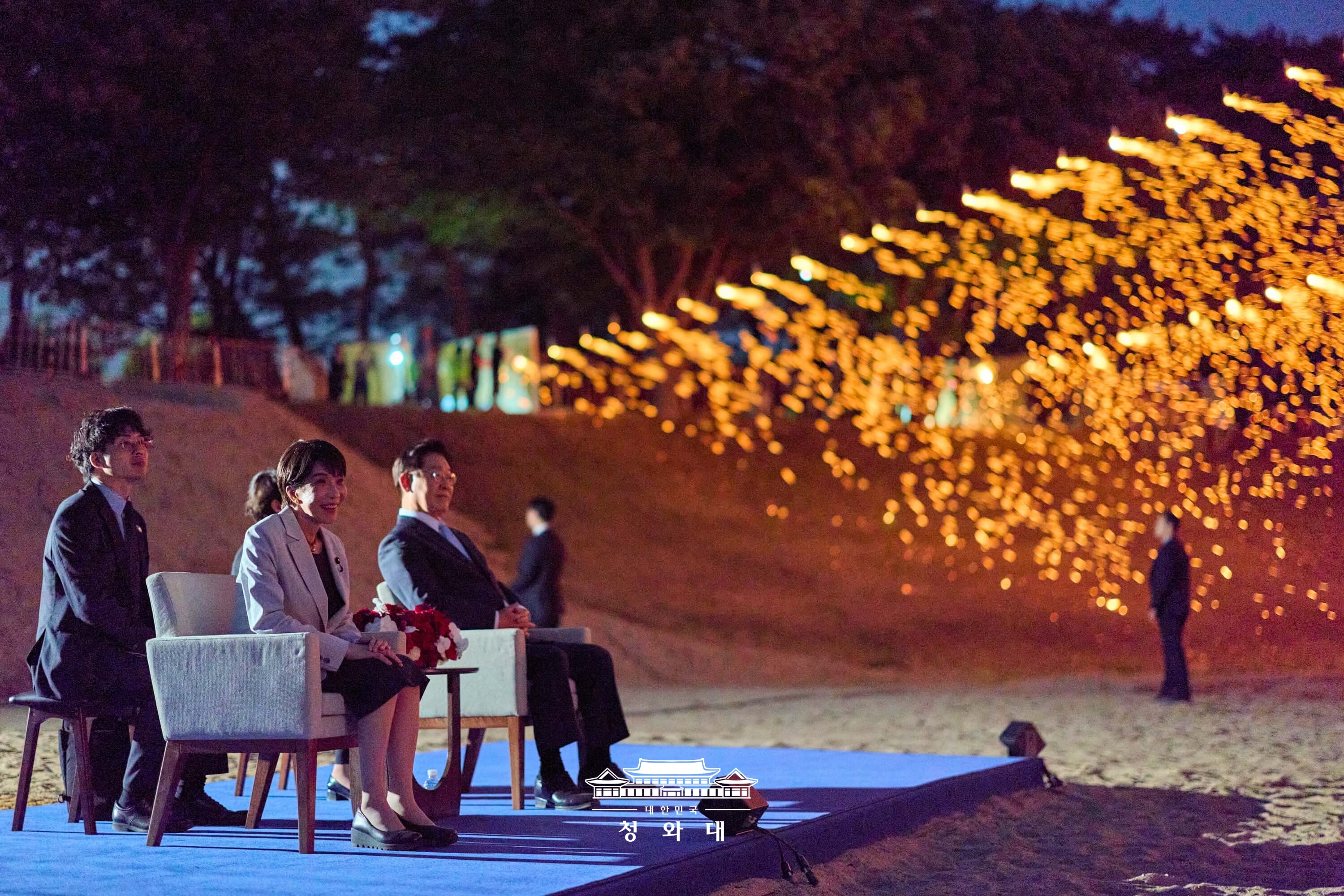 El presidente coreano, Lee Jae Myung, y la primera ministra japonesa, Sanae Takaichi, observan un espectáculo tradicional en el pueblo de Hahoe de Andong, provincia de Gyeongsangbuk-do, tras concluir su cumbre el 19 de mayo.