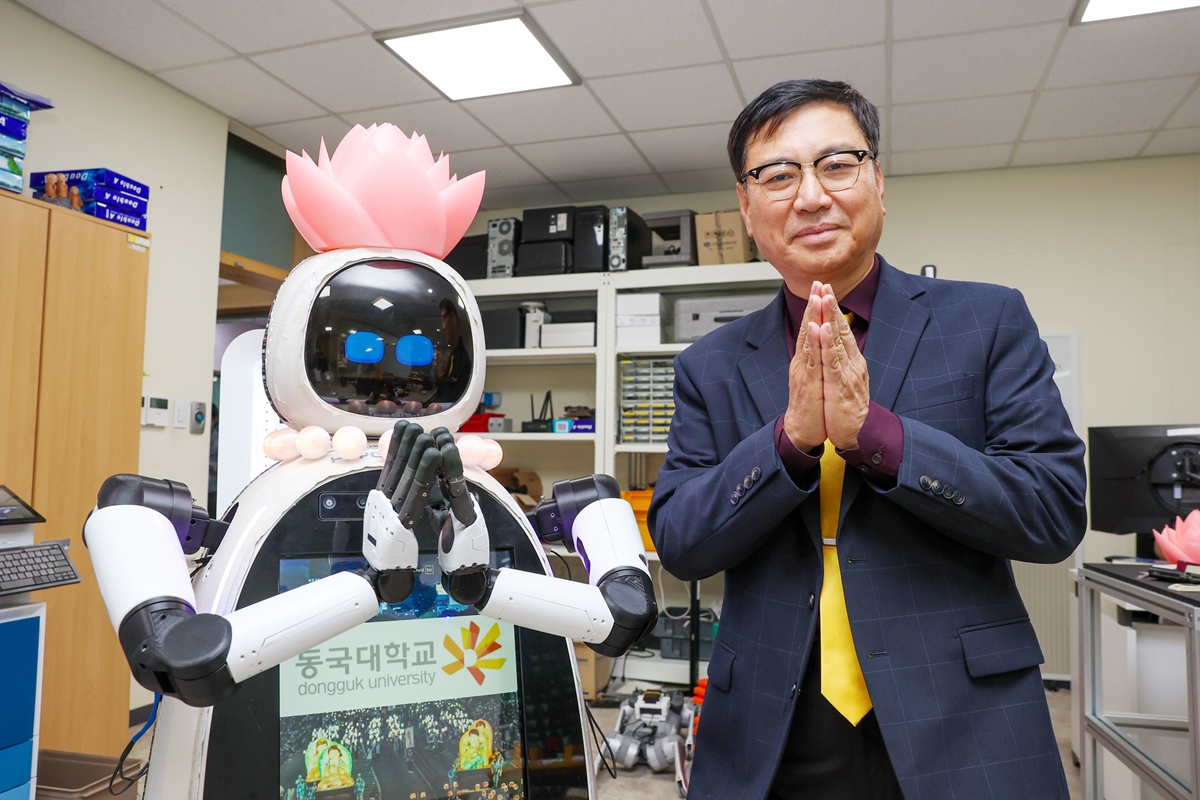 El monje robot Hyean, el primer monje robot budista con inteligencia artificial del pa&iacute;s, y su creador, Lim Joong-yeon, profesor del Departamento de Ingenier&iacute;a Mec&aacute;nica, Rob&oacute;tica y Energ&iacute;a de la Universidad Dongguk, realizan el hapchang, el gesto budista tradicional de juntar las manos frente al pecho para mostrar respeto. | Lee Jeongwoo
