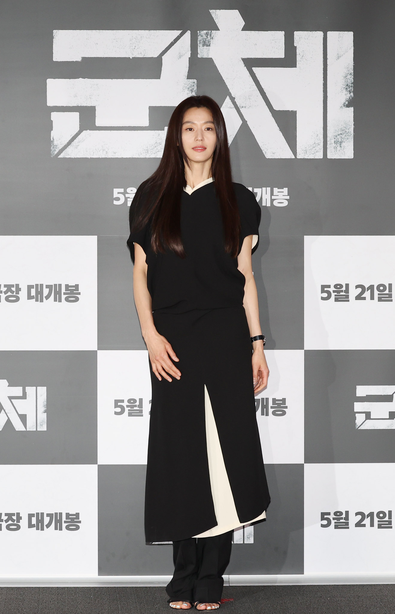 La actriz Jun Ji-hyun posa en la rueda de prensa de 'The Colony' celebrada el 20 de mayo en el cine múltiplex CGV Yongsan I'Park Mall, en el distrito de Yongsan-gu, en Seúl.